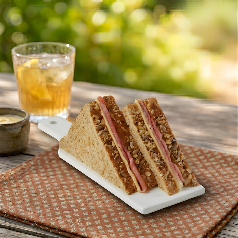 Sándwich recargado de Jamón crudo y queso